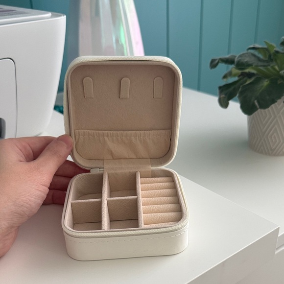 Other - Elegant Cream  mini Jewelry Organizer
